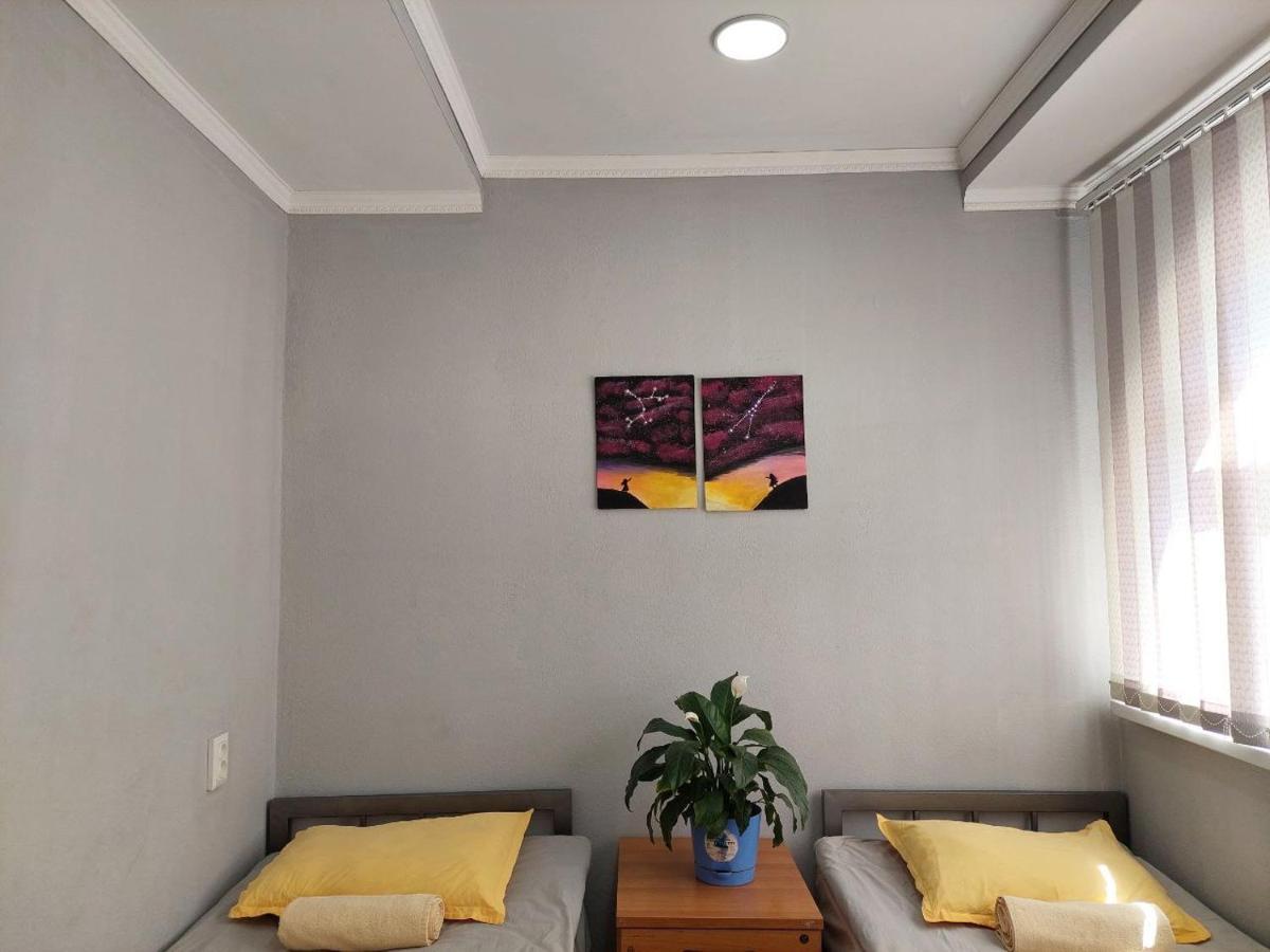 Downtown Homestay Bishkek Ngoại thất bức ảnh